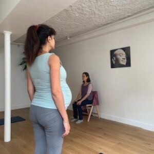 Femme enceinte en cours de yoga prénatal